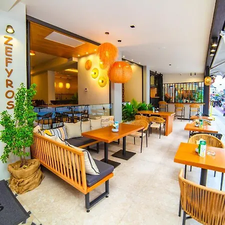 泽费罗斯酒店 Paralía