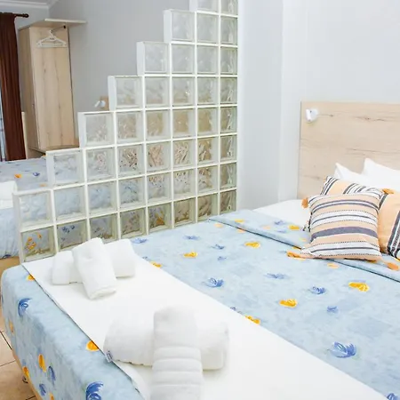 泽费罗斯酒店 Paralía