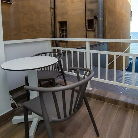 泽费罗斯酒店 Paralía